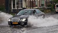 Begini Cara Mengendarai Mobil Saat Banjir, Wajib Gunakan Gir Satu
